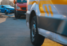 На проспекті Миру у Дніпрі Mercedes влетів у «швидку»