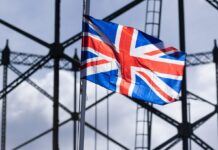 Прем’єр Британії терміново звільнив міністра охорони здоров’я через скандал