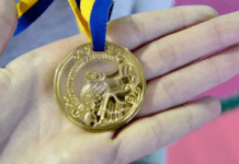 Українським випускникам більше не вручатимуть золоті та срібні медалі: подробиці