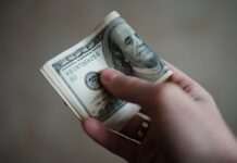Долар знову подешевшав