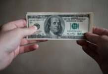 НБУ різко знизив курс долара