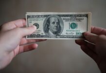 НБУ різко знизив курс долара на останній день зими