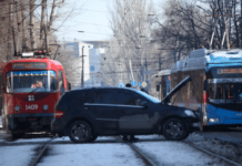 На проспекті Науки у Дніпрі Mercedes зіткнувся з тролейбусом