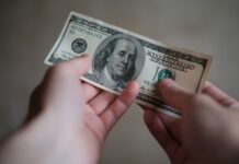 Попит на валюту зріс у 1,5 раза, НБУ підвищив курс долара