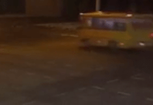 На Калиновій у Дніпрі Skoda виїхала на зустрічну смугу та зіштовхнулась з міським автобусом