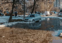 Автівки вмерзають у кригу: бульвар Кобзаря у Дніпрі заливає водою