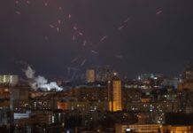 Влада: Росія атакує Київ «Шахедами», уламки впали у Деснянському районі