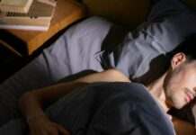 Як швидко заснути за допомогою простого трюку від лікаря