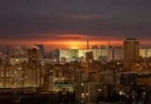 Нічна атака РФ: у Києві працювали сили ППО, Кличко повідомляв про пожежу через падіння уламків