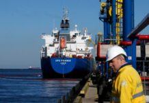 У Росії в порту Усть-Луга тоне танкер із мазутом – ЗМІ