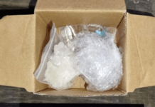 Поліцейські Дніпра затримали чоловіка з коробкою психотропів