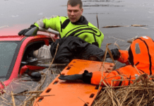 Злетів з моста у річку: надзвичайники Криворізького району деблокували тіло загиблого водія з затонулої Mitsubishi