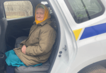 Поліцейські Синельниківщини допомогли літній жінці виїхати до більш безпечного місця
