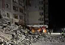 У Херсоні з-під завалів багатоповерхівки дістали тіло чоловіка, матір двох дітей ще шукають – влада