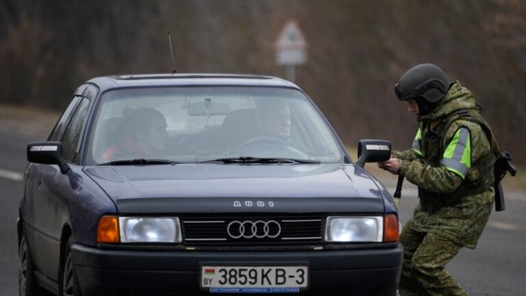 Людей із подвійним громадянством більше не пускають до Білорусі за іноземними документами – ЗМІ