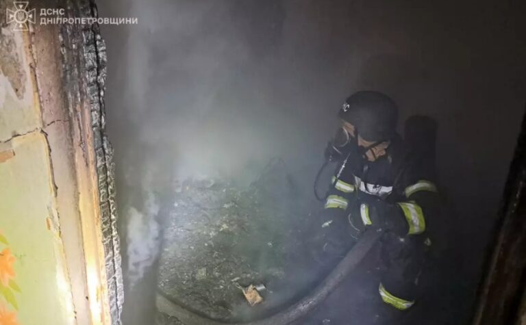 У Нікополі рятувальники ліквідували пожежу, яка сталася через обстріл