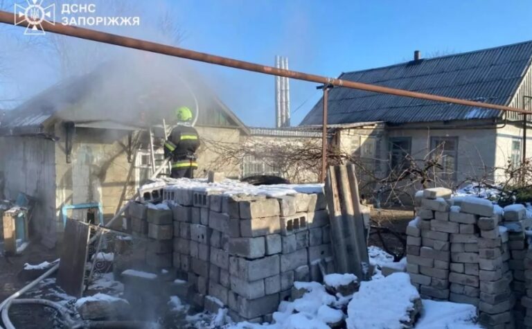 У Запорізькому районі через коротке замикання електромережі зайнявся будинок