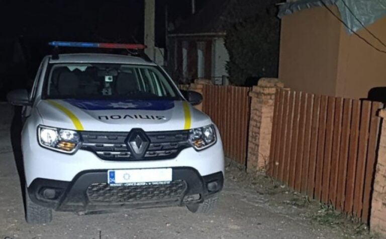 Патрульні допомогли жінці та її 18-річній доньці, які постраждали під час вечірнього артобстрілу Нікополя