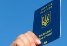 Українським чоловікам за кордоном почали видавати паспорти. Дані про них передадуть до Міноборони