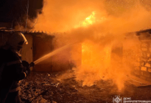 У Кам’янському рятувальники загасили палаючі гаражі