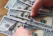 Долар подешевшав: чи варто купувати зараз та чи зростатиме курс