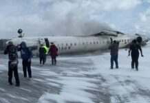 Літак перекинувся під час приземлення в аеропорту Торонто