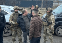 Вимагали 60 тисяч доларів неіснуючого боргу: на Дніпропетровщині затримали кримінального авторитета та двох депутатів