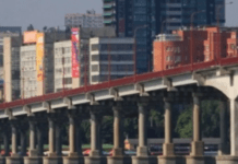 Хотіла зістрибнути з мосту: у Дніпрі жінка намагалася вкоротити собі віку