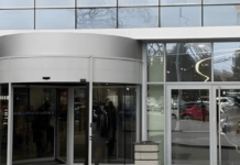 У Дніпрі жінка пограбувала 78-річну пенсіонерку біля банкомата