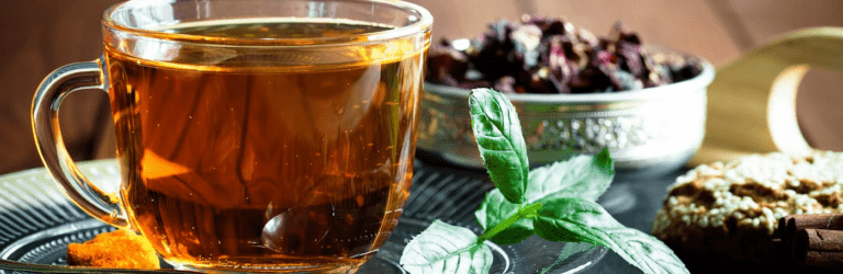 Чому на поверхні чаю з’являється дивна плівка та чи можна пити напій з нею