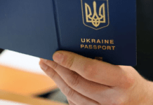 Україна відновила видачу паспортів чоловікам за кордоном: хто зможе отримати документи