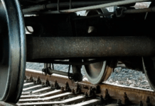 Помер від отриманих травм у “швидкій”: 35-річний чоловік потрапив під потяг “Дніпро-Харків”