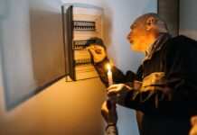 У низці областей України сьогодні знову ввели аварійні відключення світла