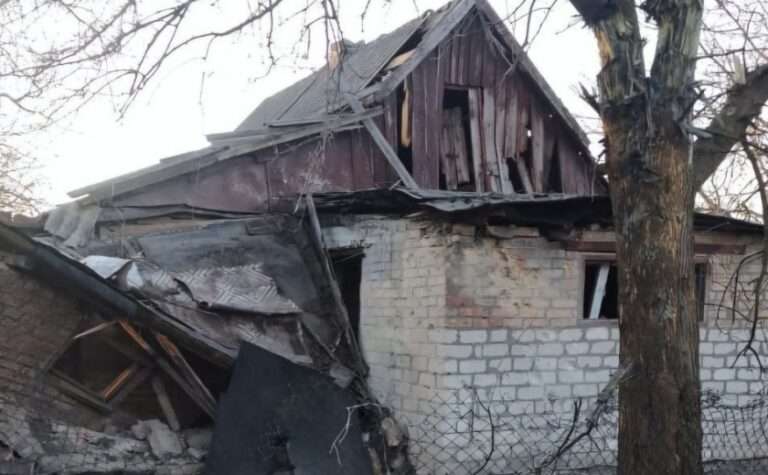 Три десятки ворожих атак пережила Нікопольщина за день: постраждала літня жінка, пошкоджені підприємства та багатоквартирні будинки