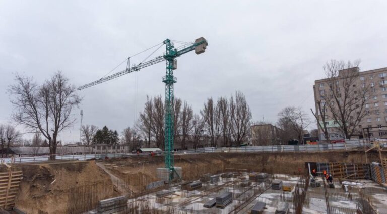 Міський голова Камʼянського Андрій Білоусов перевірив хід будівництва укриттів на базі Гімназії №12 та Ліцею №22