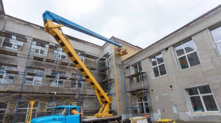 Міський голова Камʼянського перевірив навчальні заклади, в яких тривають капремонти