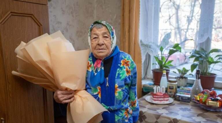 Мер Кам’янського привітав привітав із 100-річним ювілеєм Ганну Мельнік