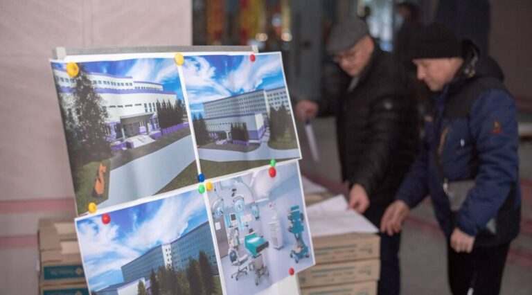 Міський голова Камʼянського перевірив хід ремонтних робіт у лікарні №7