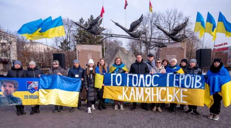 Минає три роки: у Камʼянському вшанували памяʼть полеглих воїнів, які віддали життя за Україну