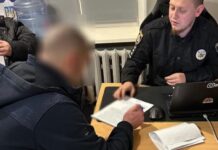 Поліцейські Дніпра повідомили про підозру чоловіку, який кинув страйкбольну гранату біля закладу освіти
