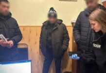 Поліцейські Дніпра затримали підозрюваного у пограбуванні 71-річної жінки