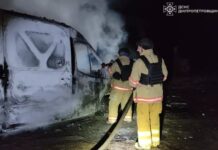 У Нікопольському районі внаслідок влучання FPV-дрону, зайнявся мікроавтобус Ford Transit
