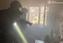 У Кривому Розі сталася пожежа у багатоповерхівці: рятувальники вивели чоловіка з палаючої квартири