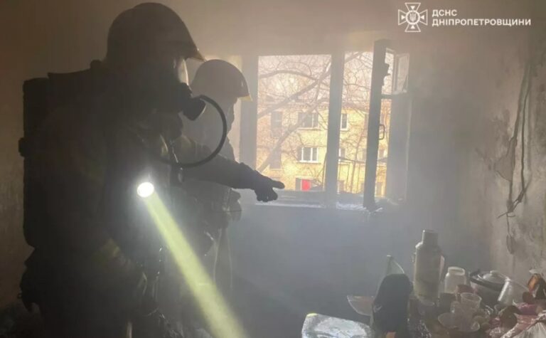 У Кривому Розі сталася пожежа у багатоповерхівці: рятувальники вивели чоловіка з палаючої квартири