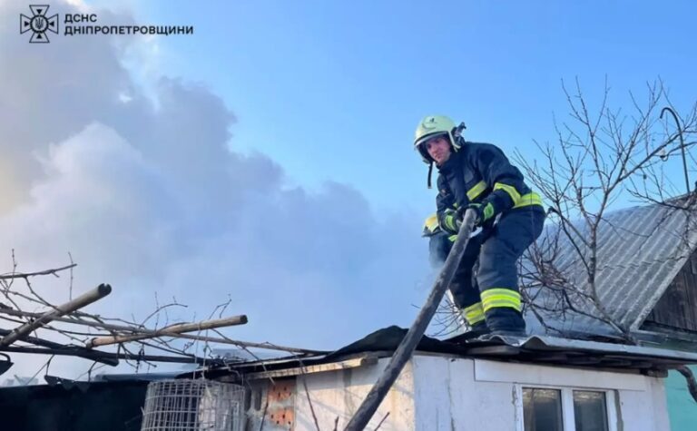 У Новокодацькому районі Дніпра вдень зайнявся будинок: обійшлося без постраждалих