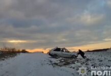 На Дніпропетровщині дільничний офіцер поліції допоміг водію вибратися зі снігового замету