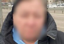 У Дніпрі поліцейські затримали підозрювану у пограбуванні літньої жінки біля банкомата