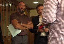 Напад на «Схеми» в державному «Укрексімбанку»: суд закрив справу за клопотанням обвинувачених