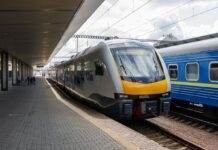 Збій в “Укрзалізниці”: що сталося, як купити квиток і що з рухом поїздів