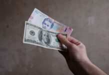 Долар дешевшає другий день поспіль